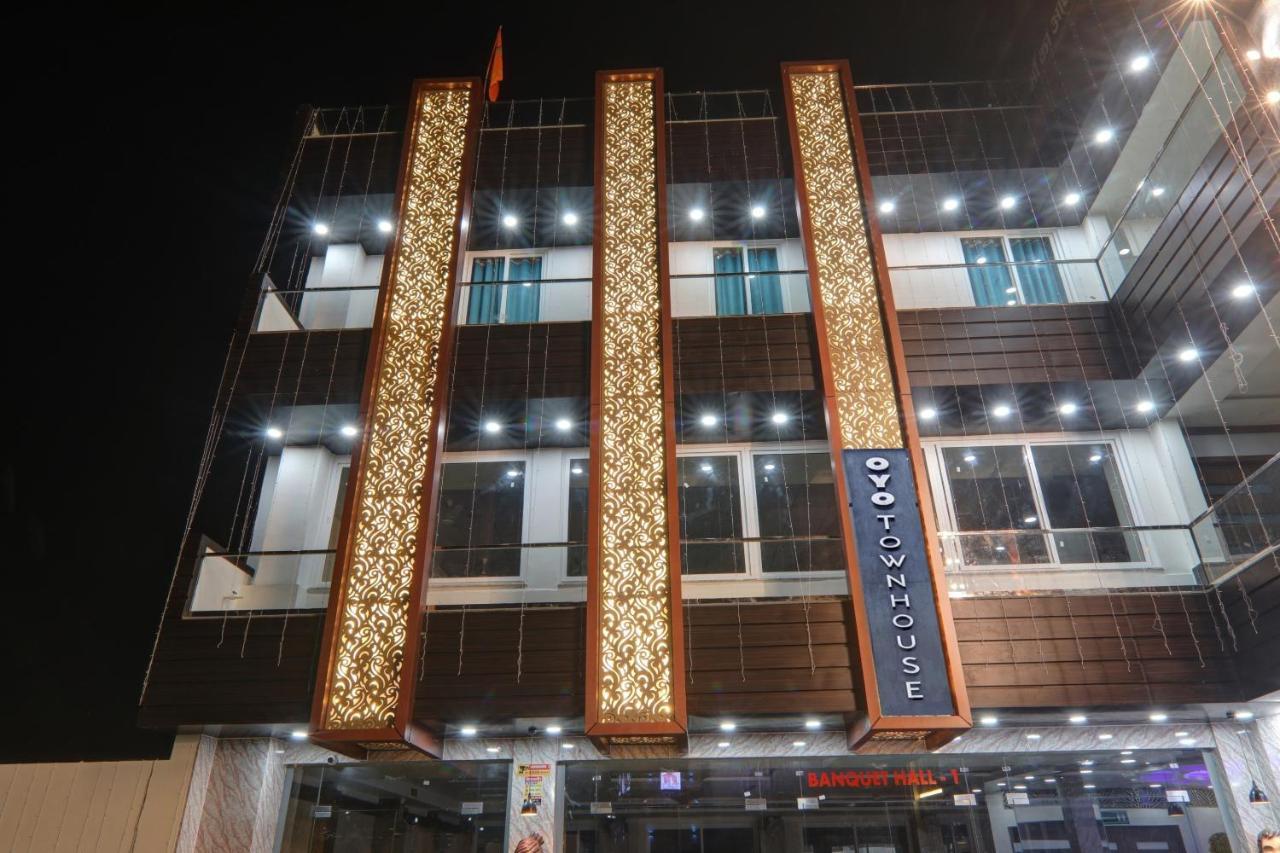 Townhouse P.S.Palace Near Amausi Metro Station Lucknow Bagian luar foto