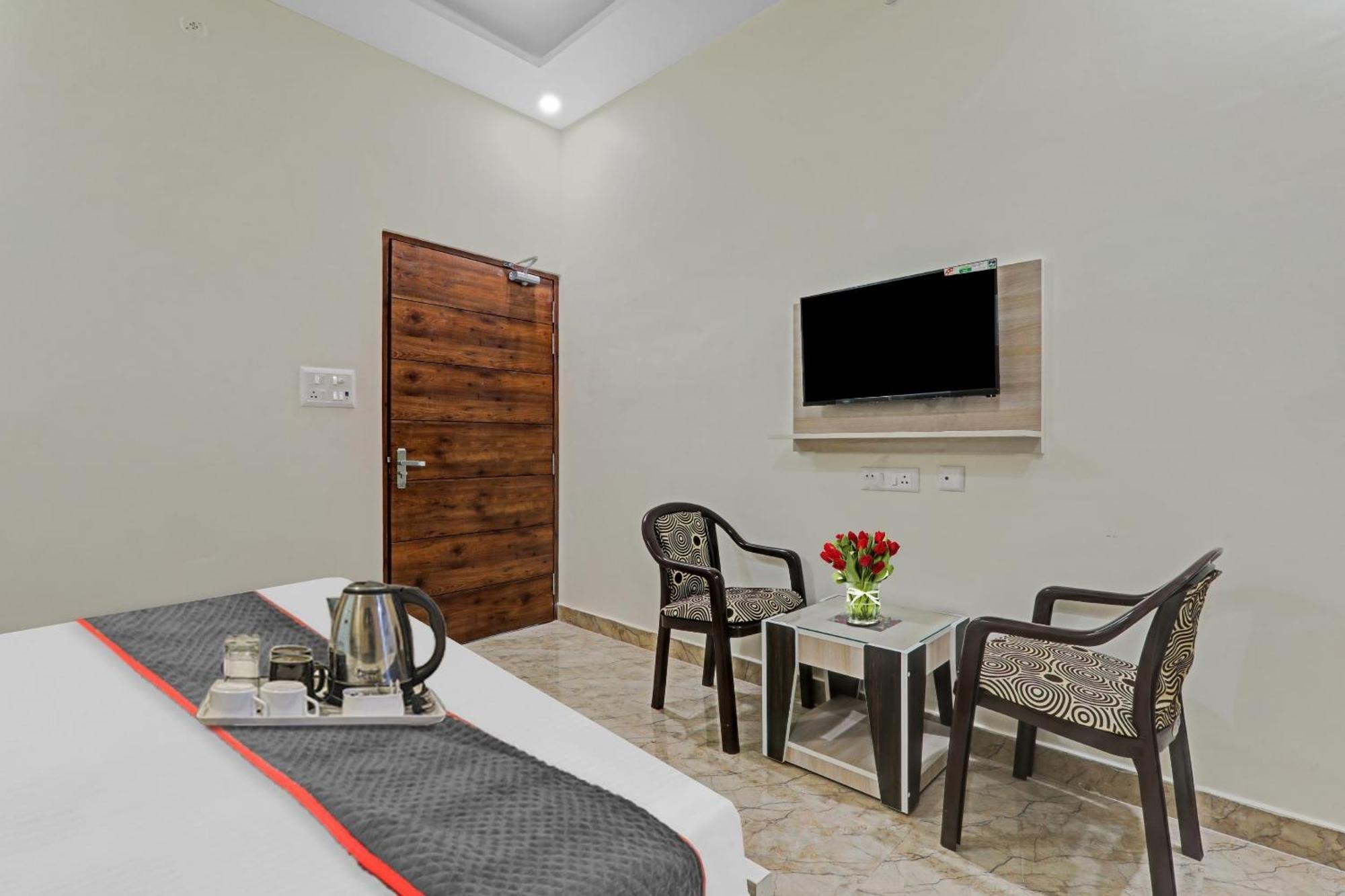 Townhouse P.S.Palace Near Amausi Metro Station Lucknow Bagian luar foto