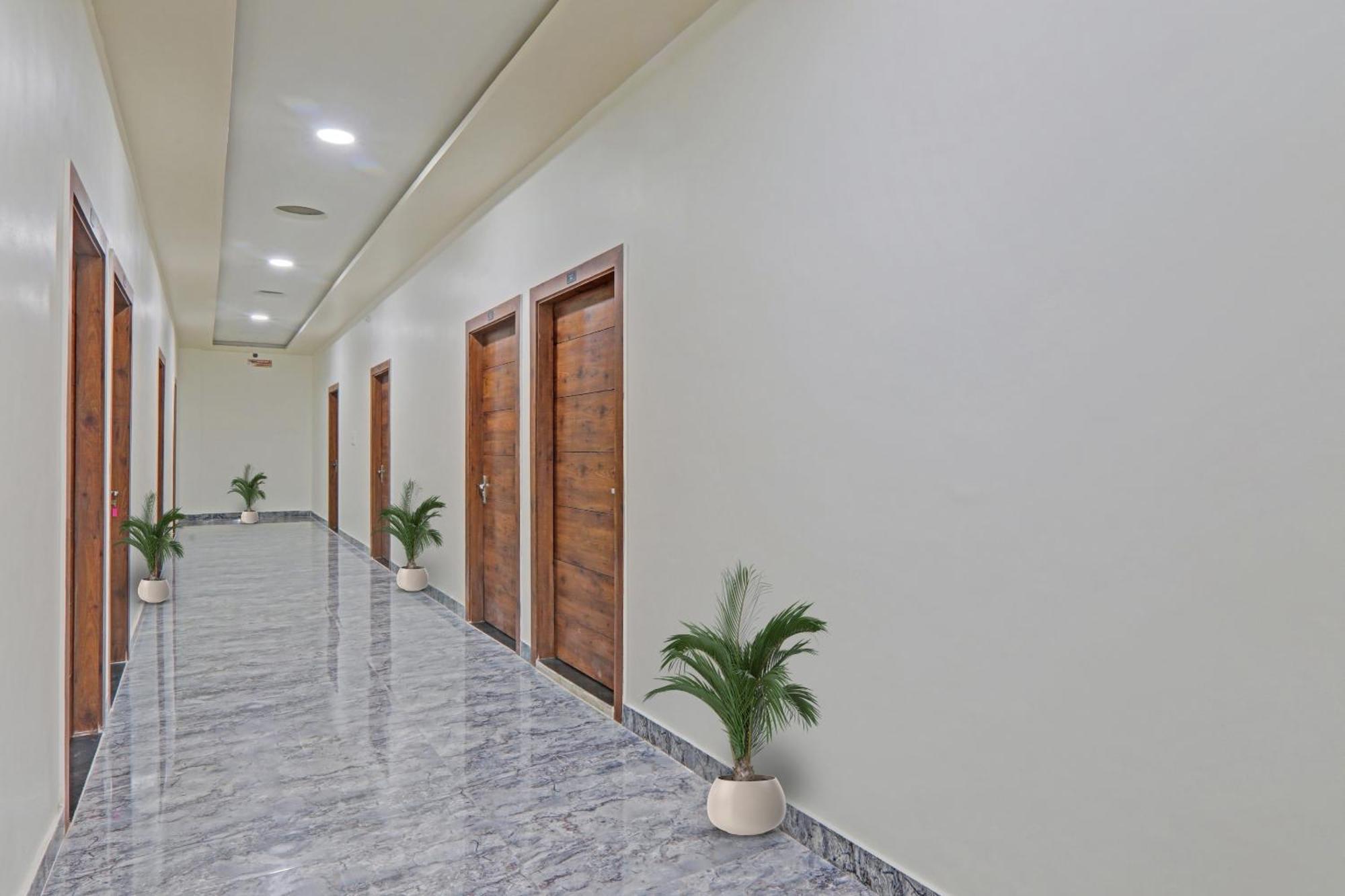 Townhouse P.S.Palace Near Amausi Metro Station Lucknow Bagian luar foto