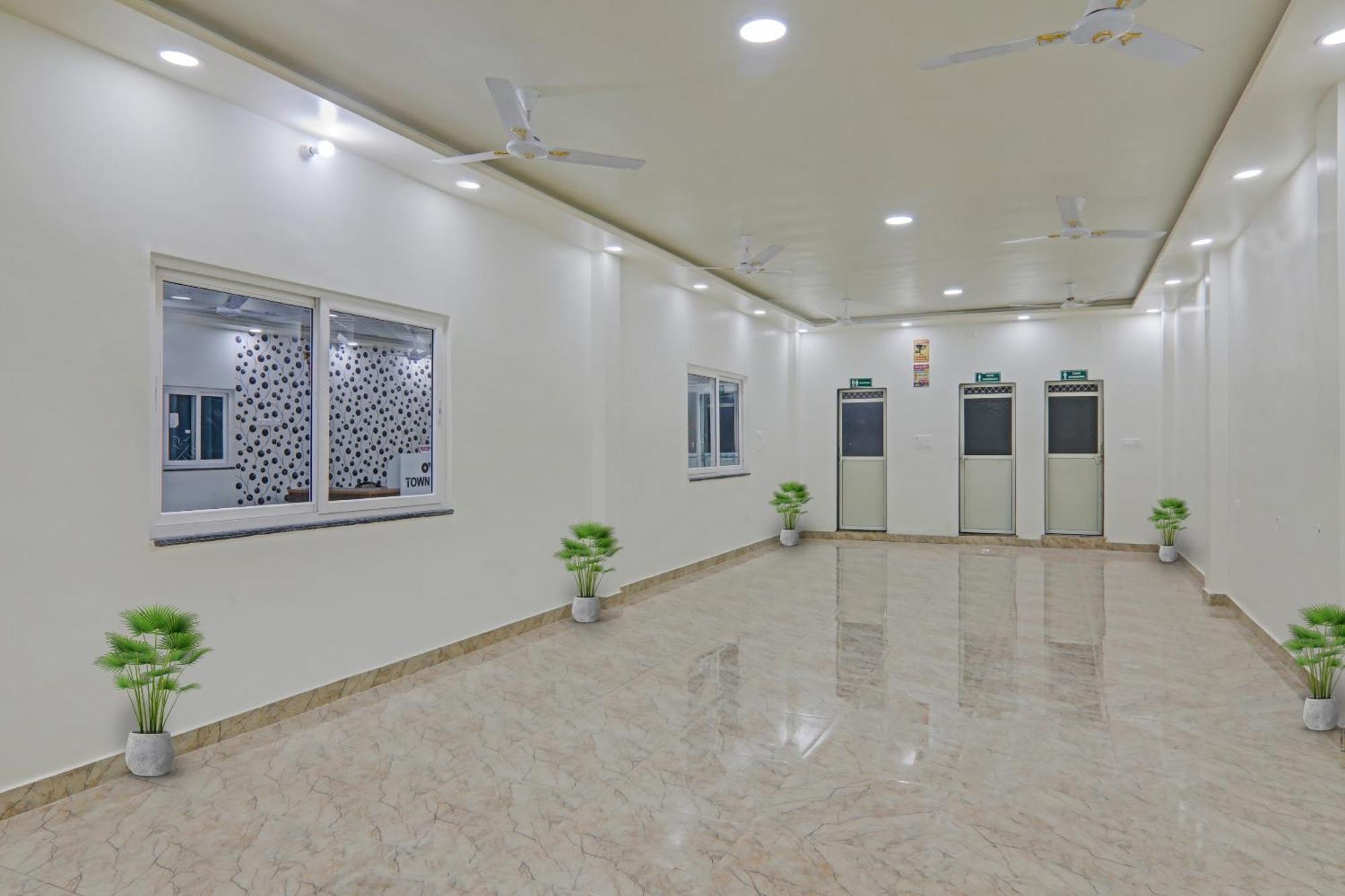 Townhouse P.S.Palace Near Amausi Metro Station Lucknow Bagian luar foto